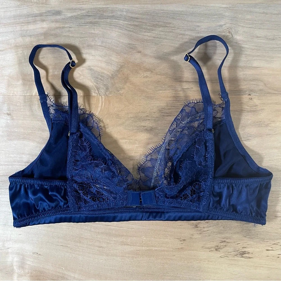 Victoria’s Secret blue satin and lace unlined bralette size small - Picture 2 of 4